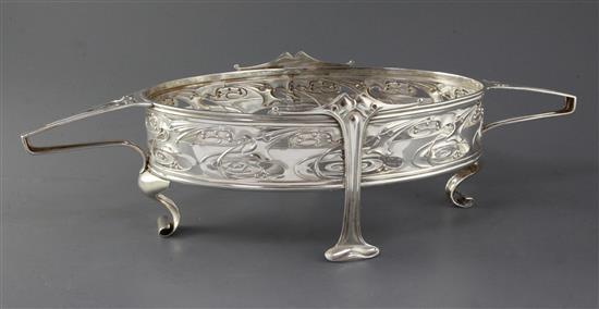 An Edwardian Art Nouveau pierced silver two handled oval dish by William Hutton & Sons, 30 oz.